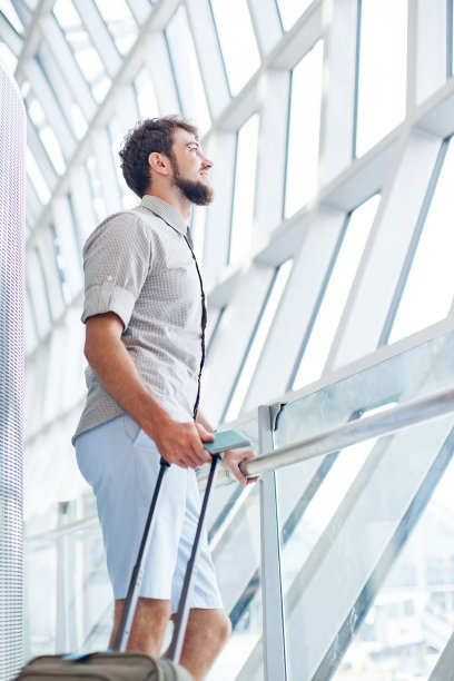 一个在国际机场等飞机的男人图片下载