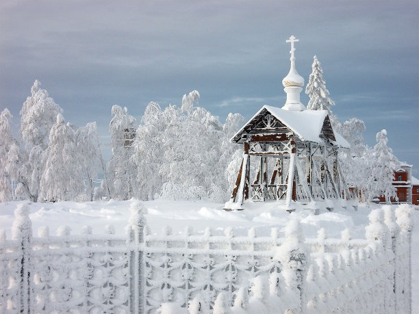 寺院外有尖塔的木结构图片下载