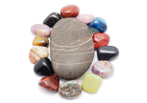白色背景上的矿物和卵石图片下载
