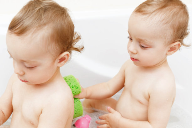 两个双胞胎小男孩图片下载