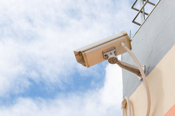 混凝土墙上的监控摄像头图片下载