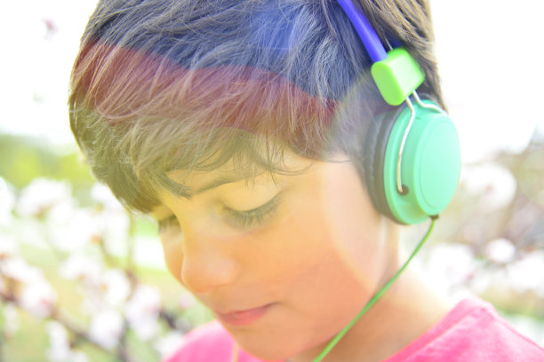 9岁男孩通过耳机听音乐图片下载
