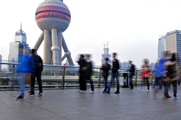 在中国上海，乘客走在人行道上图片下载