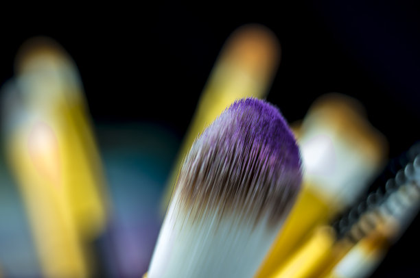 用紫色的化妆刷图片下载