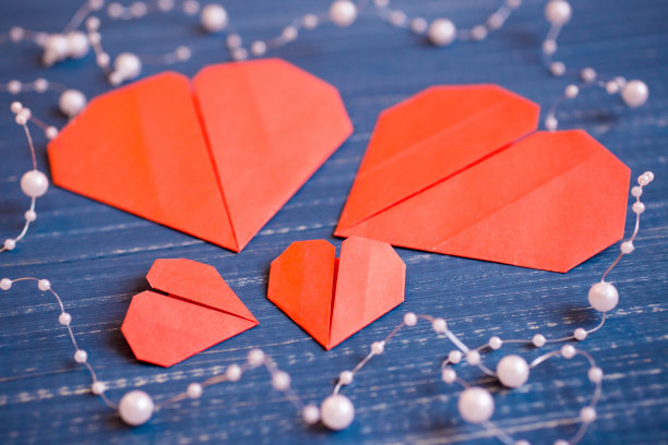 家人为情人节做准备。折纸的心。概念图片下载