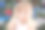 圣诞树旁心烦意乱的小女孩的肖像。图片下载
