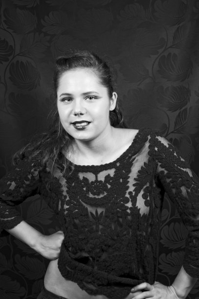 漂亮的年轻女人在黑色蕾丝衬衫图片下载