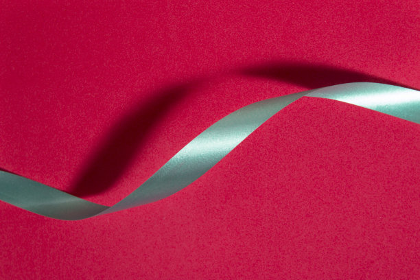 红色背景上的缎带图片下载