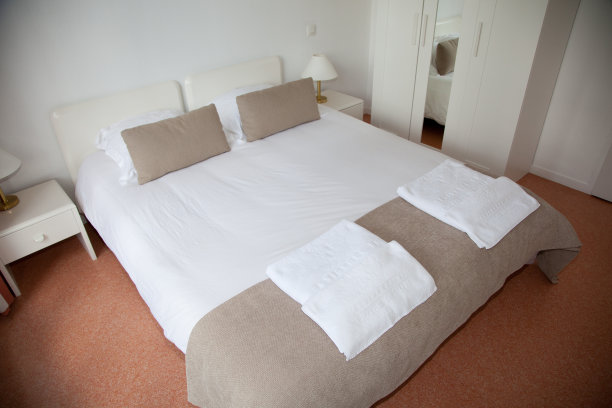 卧室里的双人床，旁边有台灯图片下载