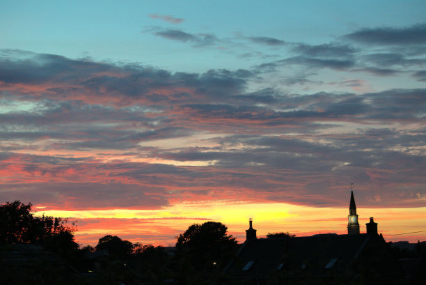 黄昏时分，苏格兰乡村花园的景色图片下载