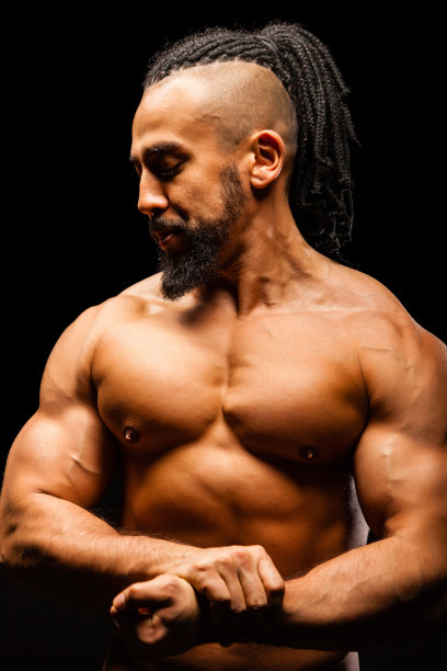 肌肉发达的年轻人对比光图片下载