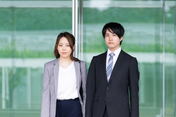 男男女女站在自动门前图片下载