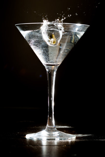 水花:马提尼杯中的马槟榔图片下载