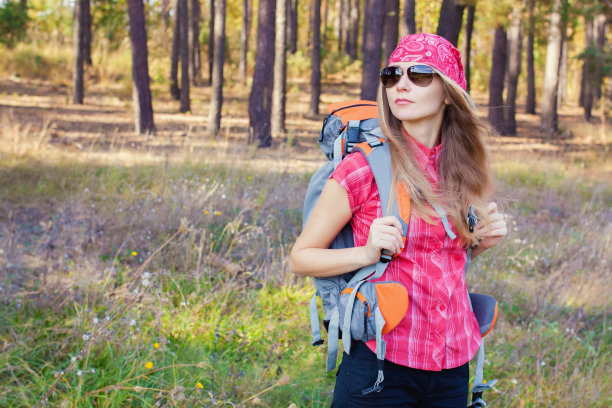 年轻女子在大自然中漫步图片下载