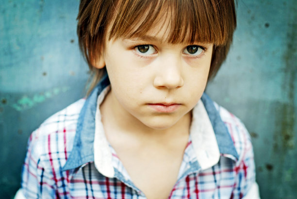 生气的男孩图片下载