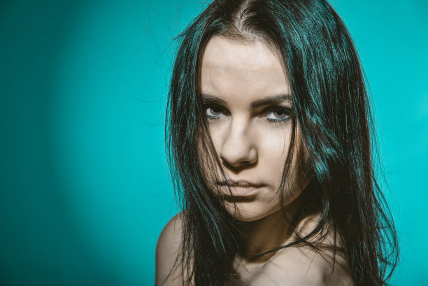 忧郁的肖像，头发凌乱的黑发图片下载