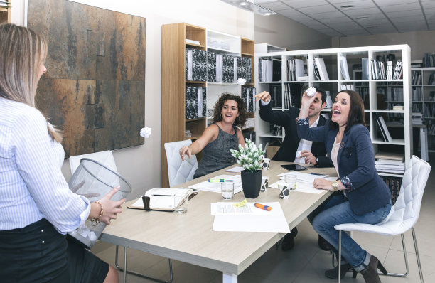 同事们往办公室的篮子里扔文件图片下载