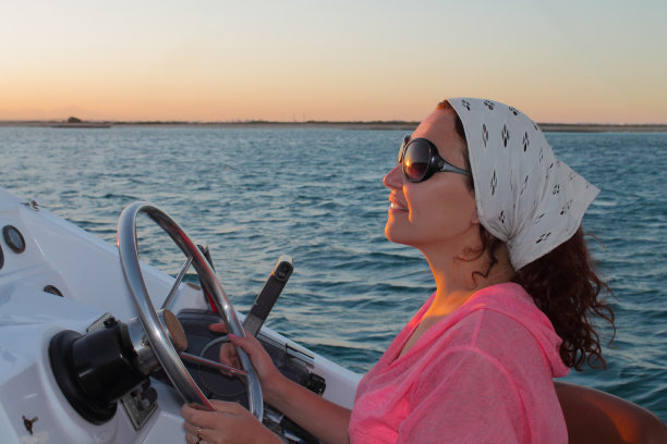 驾驶游艇的女孩图片下载