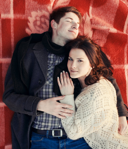 夫妻享受在一起，而躺在格子图片下载