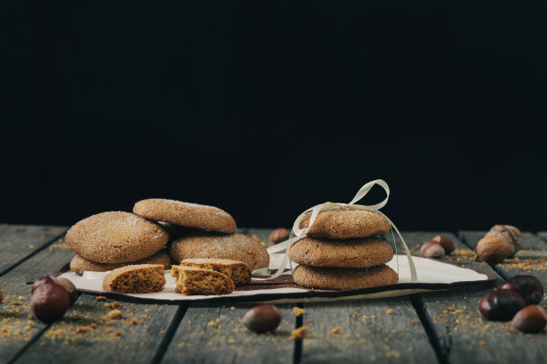 饼干放在木桌上图片下载