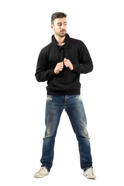 拿着连帽衫带子向下看的年轻人图片下载