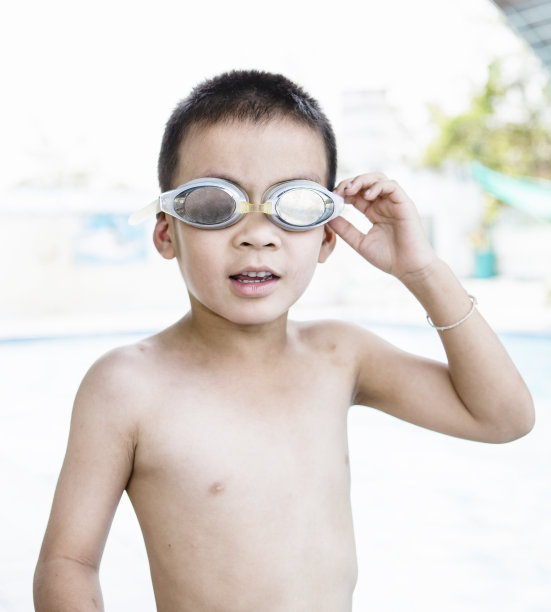 可爱的男孩在游泳池里游泳和玩耍图片下载