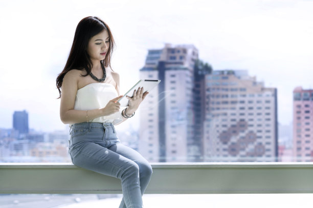 年轻的商业女性在看平板电脑图片下载