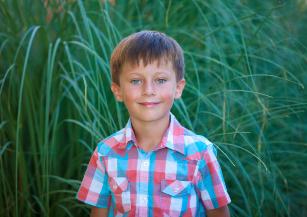 可爱的男孩微笑图片下载