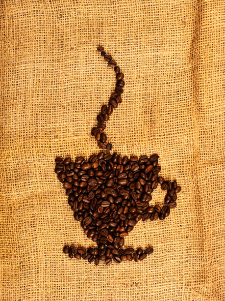 亚麻布上的咖啡豆制成的杯子符号图片下载