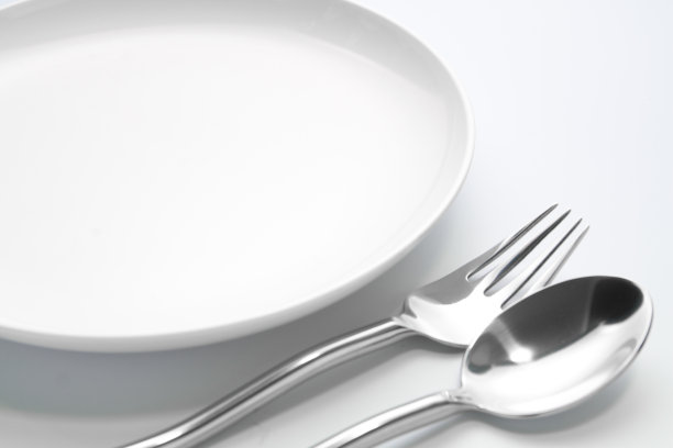 用叉子和勺子分开的盘子图片下载