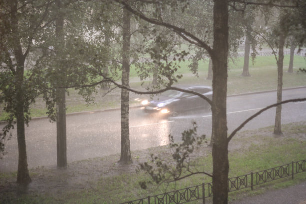 城市降雨。图片下载