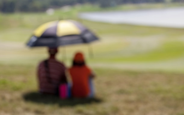 一对观众等待高尔夫比赛的模糊照片。图片下载