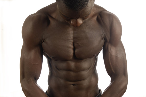 胸部，肌肉发达的男人和他的手臂图片下载