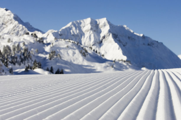 滑雪道与阿尔卑斯山的景色图片下载