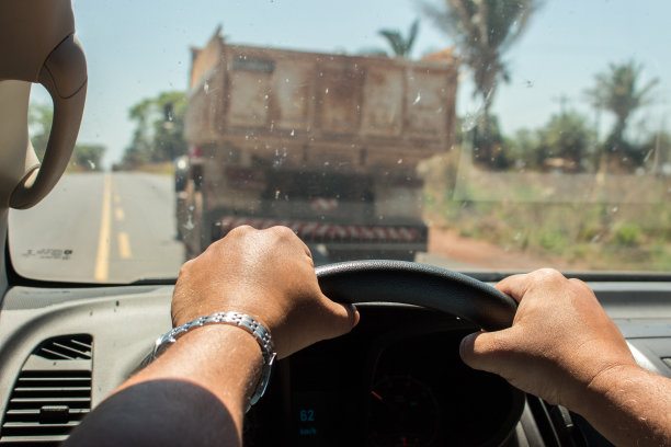 开车的男人图片下载