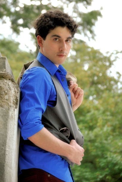 随意的年轻人在一个自信的姿势图片下载