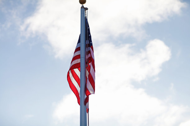旗杆上的美国国旗图片下载