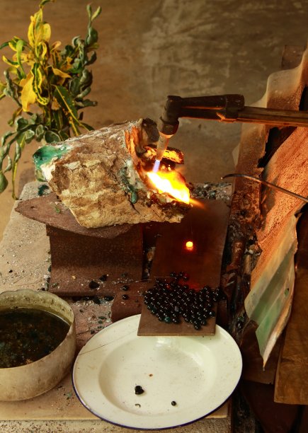 燃烧岩石为天然气火，泰国。图片下载