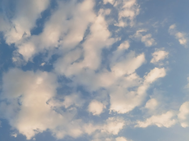 美丽的蓝天和白云。图片下载