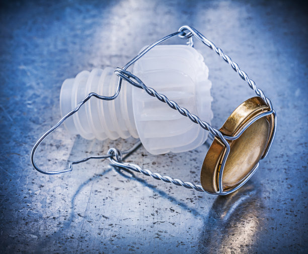 塑料软木丝锥在划痕的普通金属背景上扭丝图片下载