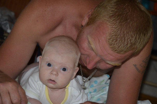 爸爸教蹒跚学步的孩子爬图片下载