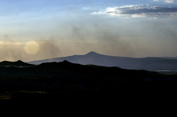 山的轮廓图片下载