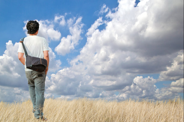 独自行走的年轻人图片下载