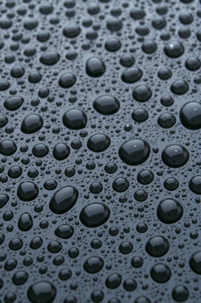 光滑表面上闪亮的水滴或气泡图片下载