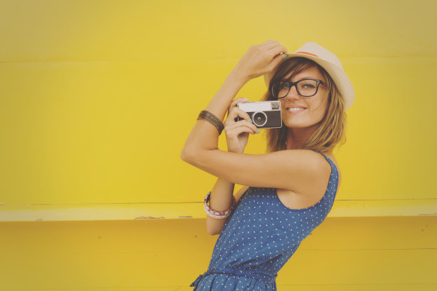 带着旧相机的时髦女孩。图片下载