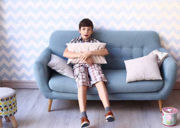 一个十几岁的小男孩在舒适的卧室里图片下载