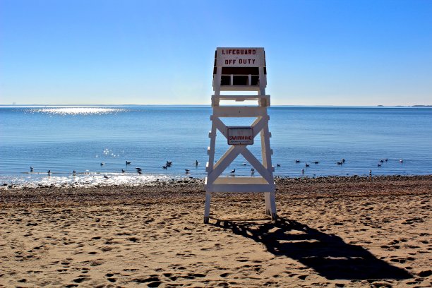 空的救生员椅图片下载