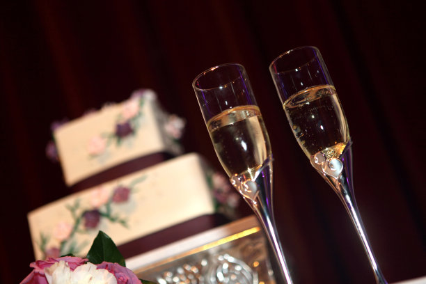香槟酒杯和婚礼蛋糕图片下载