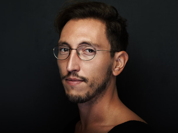 一个戴眼镜的帅哥的肖像。水平图片下载