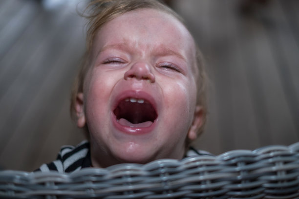 哭泣的小男孩的特写图片下载